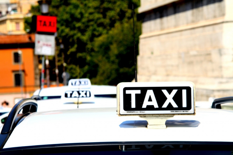 taxis-CASTELLAR-min_taxi_auto_rome_road_white-1051610